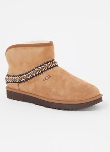 UGG Classic Mini Crescent enkellaarsje van suède